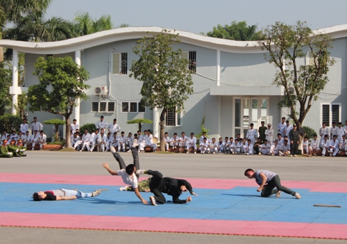 Cán bộ, chiến sỹ Tiểu đoàn Cảnh sát Giao thông dự bị đặc nhiệm biểu diễn võ thuật CAND